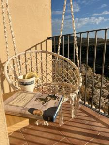 ein Buch auf einer Schaukel auf einem Balkon in der Unterkunft Vistas Del Maestrazgo apartamentos Rurales in Allepuz