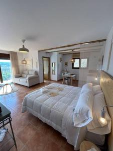 ein Schlafzimmer mit einem großen Bett und ein Wohnzimmer in der Unterkunft Vistas Del Maestrazgo apartamentos Rurales in Allepuz