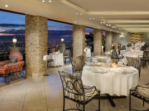 En restaurang eller annat matställe på Hotel des Mille Collines