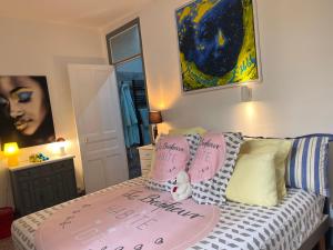 a bedroom with a bed with a hellonesday sign on it at Appart'hôtel Art Deco in Cannes