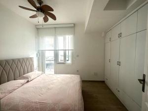 een slaapkamer met een bed en een plafondventilator bij Marmaris seaside aparts in Marmaris
