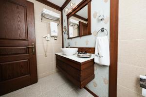 a bathroom with a sink and a mirror at Hotel Bosnali in Adana