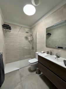 een badkamer met een toilet, een wastafel en een douche bij HOUSE WHITE BEACH in Playa Blanca