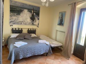 - une chambre avec un lit et une photo sur le mur dans l'établissement Appartamento "Al Porto" Centro Storico di Barletta, à Barletta