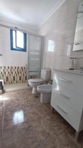 bagno con servizi igienici e lavandino di Casa la Concha Costa Calma a Costa Calma
