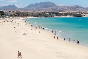 コスタ・カルマにあるCasa la Concha Costa Calmaの海のあるビーチにいる人々のグループ