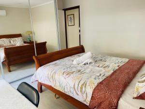 Una cama o camas en una habitación de Comfortable Double room with shared kitchen and bathroom
