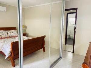 Una cama o camas en una habitación de Comfortable Double room with shared kitchen and bathroom