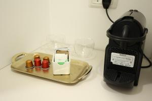 einen Mixer neben einem Tablett mit Tabletten auf dem Tisch in der Unterkunft חדרי בוטיק B.Y in Bet Scheʼan