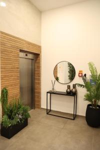 corridoio con specchio, tavolo e piante di חדרי בוטיק B.Y a Beit She'an