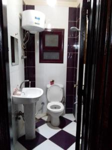 uma casa de banho com um WC e um lavatório em شقة مفروشة no Cairo