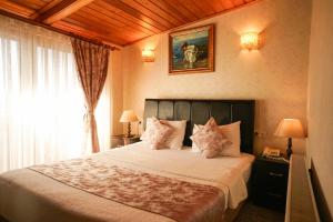 Postel nebo postele na pokoji v ubytování Eskibağ Butik Hotel