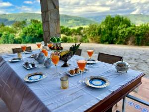 una mesa azul con platos y vasos. en Caserio Goitisolo - piscina jacuzzi climatizada, gimnasio y sauna en el corazón de la reserva de la biosfera de Urdaibai, en Gautegiz Arteaga