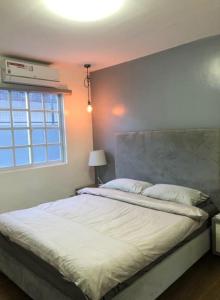 ein Schlafzimmer mit einem großen weißen Bett mit einem Fenster in der Unterkunft Luxury 4 Bedroom Apartment in San Andres