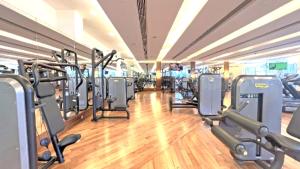 Fitness centrum a/nebo fitness zařízení v ubytování The Address Dubai Mall - Burj Khalifa View