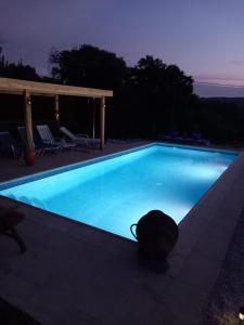 una gran piscina azul por la noche en Quinta Inge, 