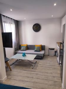 sala de estar con sofá y mesa en Lumineux Charming Appartement - Cozy Flat, en Le Chesnay