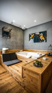 uma grande banheira de madeira num quarto em Drì bed & breakfast em Rocca di Papa