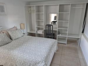 Postel nebo postele na pokoji v ubytování Spacious modern apartment in peacefull Las Coloradas, close to Papagayo Beaches