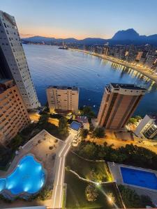 una vista aérea de una gran masa de agua con edificios en LuxBenidorm, en Benidorm