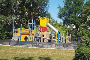un parque infantil con tobogán en 100m zum Ulmer Münster: 57m² Wohnung an der Blau en Ulm