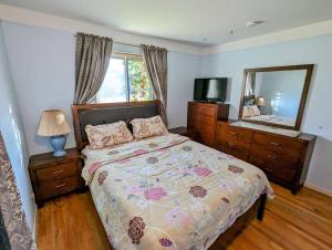 - une chambre avec un lit, une commode et un miroir dans l'établissement Beautiful Home in Dearborn Heights, Comfy Beds, à Dearborn Heights