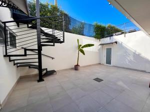een trap in een huis met een patio bij LA CASA DI ALICE in Pescantina