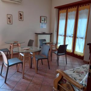 - une salle à manger avec des tables, des chaises et des fenêtres dans l'établissement LOCANDA CAVALLO BIANCO - AFFITTACAMERE, à Robella