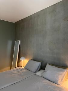 1 dormitorio con 2 almohadas blancas en Tikka Apartments, en Jyväskylä