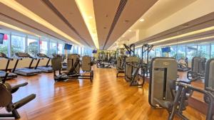 Fitness centrum a/nebo fitness zařízení v ubytování The Address Dubai Mall - Burj Khalifa View