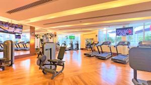 Fitness centrum a/nebo fitness zařízení v ubytování The Address Dubai Mall - Burj Khalifa View