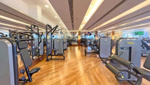 Fitness centrum a/nebo fitness zařízení v ubytování The Address Dubai Mall - Burj Khalifa View