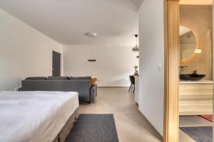 ein Schlafzimmer mit einem Bett und einem Sofa in einem Zimmer in der Unterkunft Dragon Residence in Ljubljana