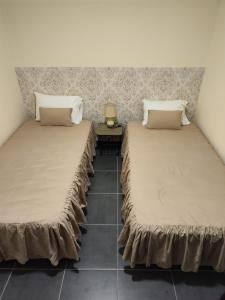 two beds sitting next to each other in a room at Quinta' Home in Ribeira da Janela