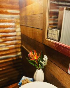 um vaso de flores sentado em cima de uma sanita em Boogaloo Camp em Augusta