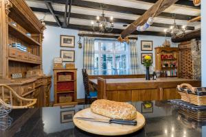 una cucina con tavolo e pagnotta di pane di Historic Osborne House very close to the beach a Looe