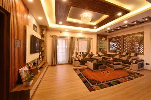 una gran sala de estar con sofás y TV. en Friends Apartment Pvt.Ltd en Katmandú