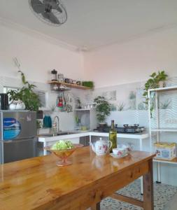 cocina con mesa de madera en una habitación en Liturs Travel Services / Homestay / Rent a Car en Bacólod