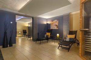 a waiting area with chairs and tables in a room at Sunee Apartment in Kranjska Gora