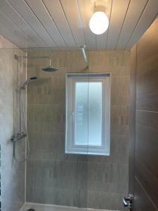 斯凱里斯的住宿－The great escape，带淋浴的浴室和窗户。