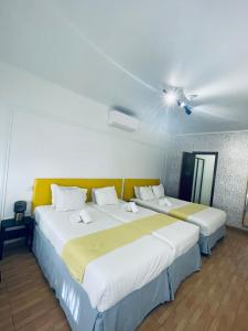 um quarto com 2 camas e um tecto com em Local House Lisbon em Lisboa