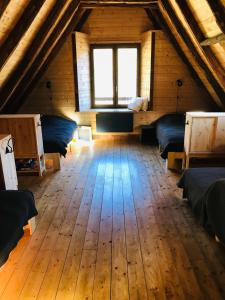 Pokój na poddaszu z łóżkami i oknem w obiekcie Chalet grange w mieście Bareilles