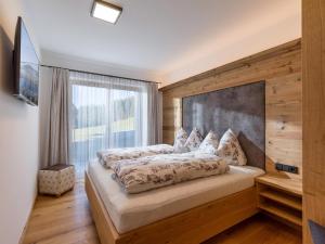מיטה או מיטות בחדר ב-Hinterlaiming