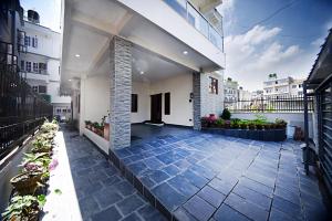 - un balcon dans une maison avec une cour dans l'établissement Friends Apartment Pvt.Ltd, à Katmandou