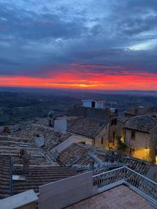 widok na miasto z zachodem słońca w tle w obiekcie La “Torre dell’amore” w mieście Moricone