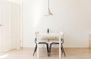 ウィーンにあるMINIMALISTIC STUDIO NEAR NASCHMARKTの白いテーブル(椅子2脚、ランプ付) +2枚の写真