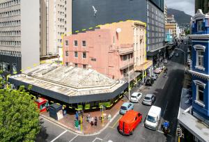 einen Blick über eine Stadtstraße mit einem Gebäude in der Unterkunft Home Away on Plein in Kapstadt