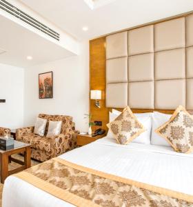 Habitación de hotel con cama y sofá en Marino Royal Hotel en Dhaka