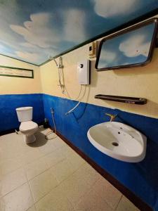 a bathroom with a sink and a toilet at Neeno Hut in Ko Chang
