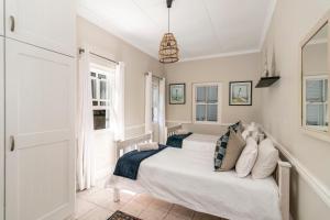 Postel nebo postele na pokoji v ubytování Corner House - Knysna + 25 fotografií